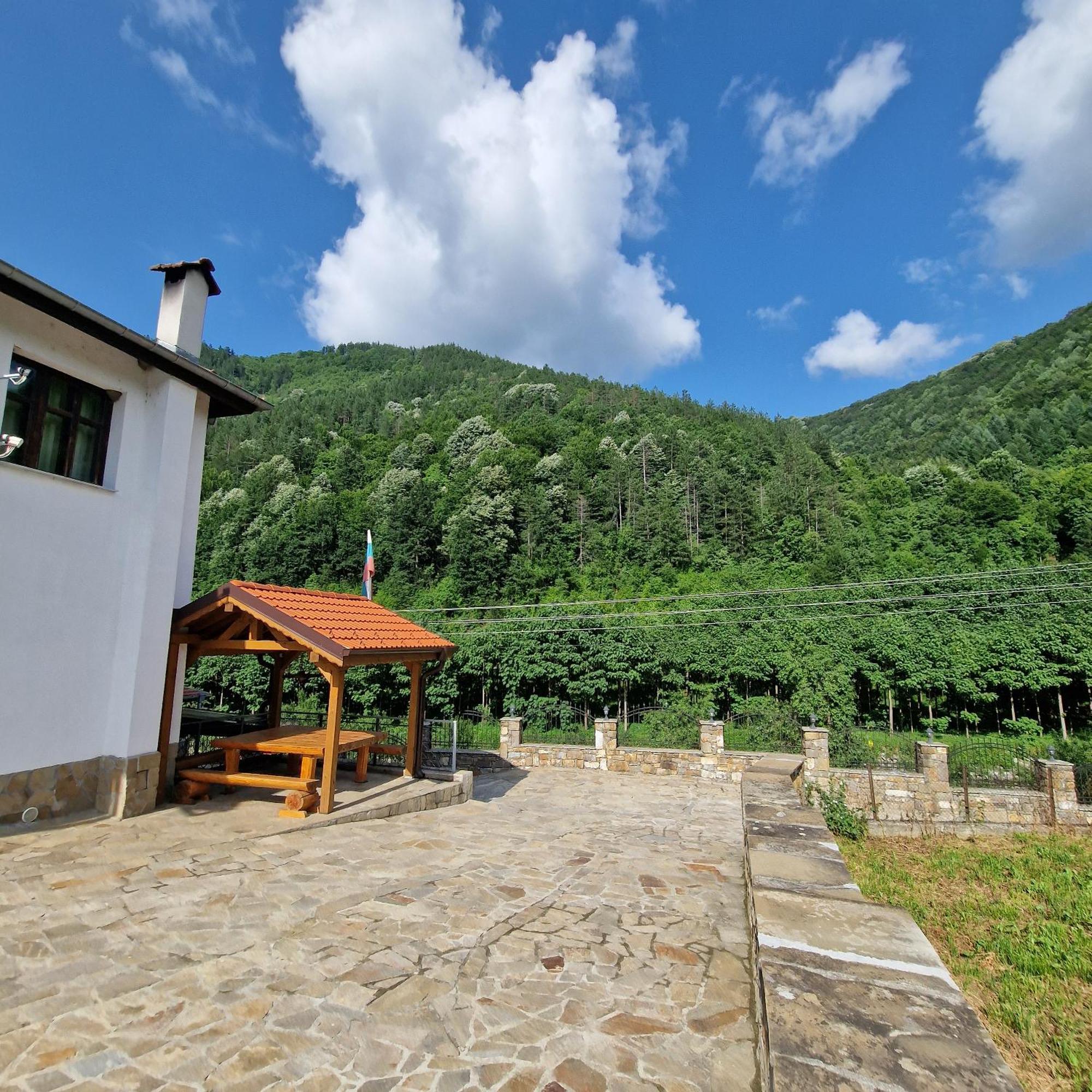 Guest House Ivan Cherni Osum Exterior photo