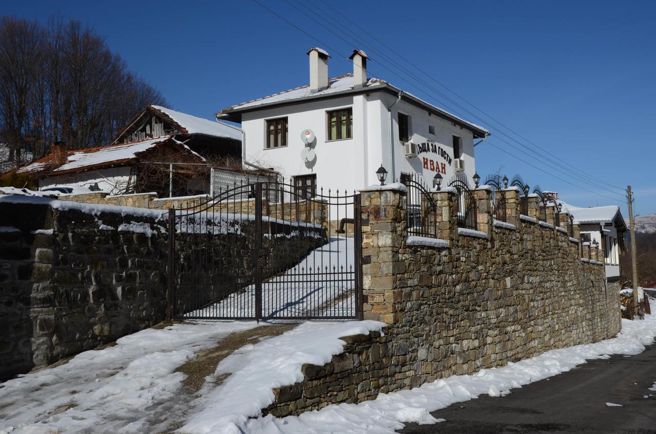 Guest House Ivan Cherni Osum Exterior photo